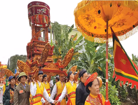 Lễ hội được tổ chức hàng năm tại Đình Ruối để tưởng nhớ và tri ân vị liệt nữ anh hùng Lương Thị Minh Nguyệt, người đã có công lao to lớn với dân tộc. (Ảnh: Lễ hội Đình Ruối nơi thờ bà Lương Thị Minh Nguyệt)