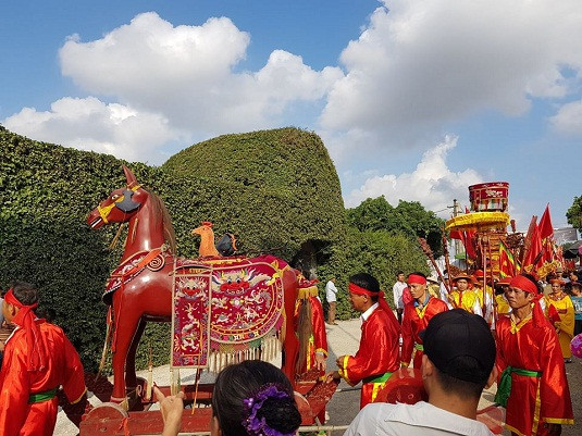 Do đó, các lối đi lại, cách bố trí quân lương, vũ khí, các trại trú quân đều được bà tường tận, ghi chép thành sơ đồ. Khi Lê Lợi tiến quân ra Đông Quan, đang tìm cách để đánh thành Cổ Lộng, bà tìm đến dâng tấm sơ đồ và đề xuất kế sách hạ thành. (Ảnh: Lễ hội Đình Ruối nơi thờ bà Lương Thị Minh Nguyệt).