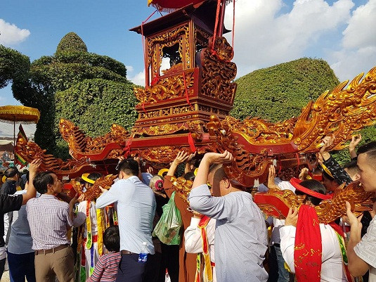 Một đêm năm 1426, bà Lương Thị Minh Nguyệt đem theo một số thôn nữ trẻ vào thành mang rượu, thịt bán cho giặc. Quân giặc không đề phòng, sau khi ăn uống no say thì chui vào túi để ngủ. Bà và các thôn nữ nhanh chóng thắt thật chặt miệng túi. (Ảnh: Lễ hội Đình Ruối nơi thờ bà Lương Thị Minh Nguyệt).