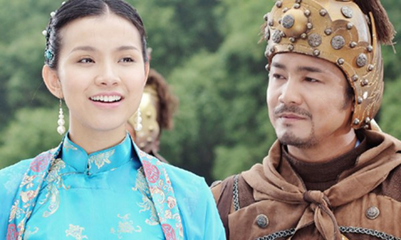 Trong lịch sử các triều đại nước ta không hiếm cuộc "hôn nhân chính trị". Công chúa Thiên Thành nhà Lý làm vợ tù trưởng Thân Cảnh Phúc. Công chúa Huyền Trân nhà Trần làm dâu nhà chúa Chiêm Thành. Riêng Ngọc Hân sánh duyên với Nguyễn Huệ được ca ngợi là thiên tình sử bi tráng. (Ảnh: Phim Tây Sơn hào kiệt).