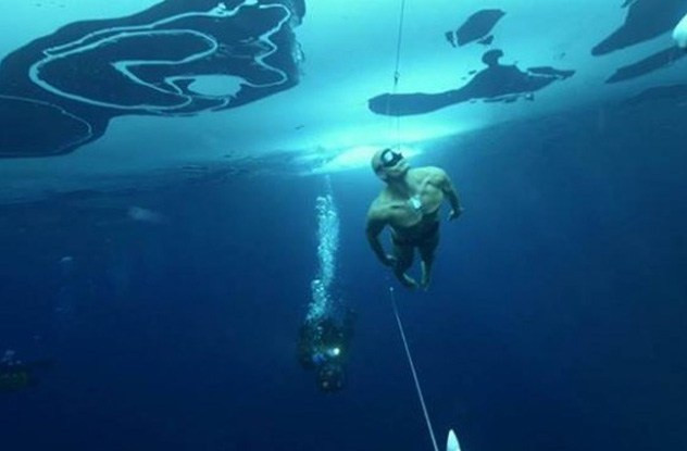 Nín thở hơn 20 phút trong nước: 22 phút là thời gian lâu nhất con người có thể nín thở. Kỷ lục này được xác lập bởi Stig Severinsen đến từ Đan Mạch vào năm 2012. Điều này quả thực rất khó tin bởi người bình thường chỉ có thể nhịn thở trong vài phút.