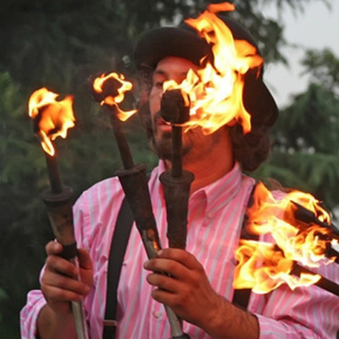 Tự tạo ra lửa: Trường hợp đầu tiên được ghi nhận là A.W.Underwood de Paw Paw ở bang Michigan (Mỹ). Ví dụ, ông lấy khăn tay đưa lên miệng, vừa vò thật mạnh vừa thổi và ngay tức khắc lửa bùng lên đốt chiếc khăn đến rụi hết. Nhà ngoại cảm người Nga, Nelya Mikhailova cũng nổi tiếng với biệt tài tạo ra lửa.