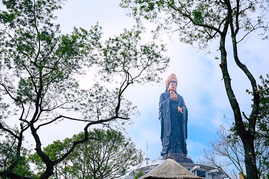 Đây được xem như một biểu tượng của tôn giáo, tinh thần, trí tuệ và đức hạnh. Tượng Phật Bà Tây Bổ Đà Sơn đã xác lập kỷ lục "Tượng Phật Bà bằng đồng cao nhất Châu Á tọa lạc trên đỉnh núi” và "Tượng Phật Bà bằng đồng cao nhất Việt Nam tọa lạc trên đỉnh núi”.