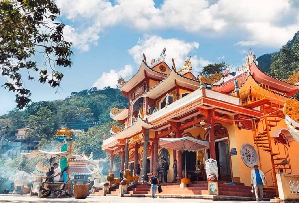 Chùa Bà/chùa Thượng - ngôi chùa xưa nhất trên núi có tên chữ Linh Sơn Tiên Thạch tự, xây dựng từ giữa thế kỷ XVIII. Nơi thờ chính là hang đá tự nhiên có bài trí tượng Linh Sơn Thánh Mẫu được tạo tác tinh xảo.