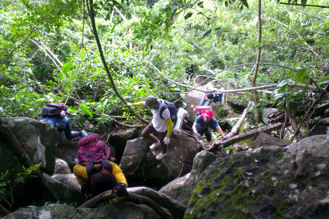 Leo núi Bà Đen đường chùa là cung đường phổ biến nhất. Cung đường này ngắn nhưng dốc. Trên đường đi, cây cối hoang sơ mọc khá rậm rạp, có nhiều dốc đá lớn. Tuy nhiên, không gian xanh dọc theo đường chùa thơ mộng nên khá lý tưởng cho người thích chụp ảnh.