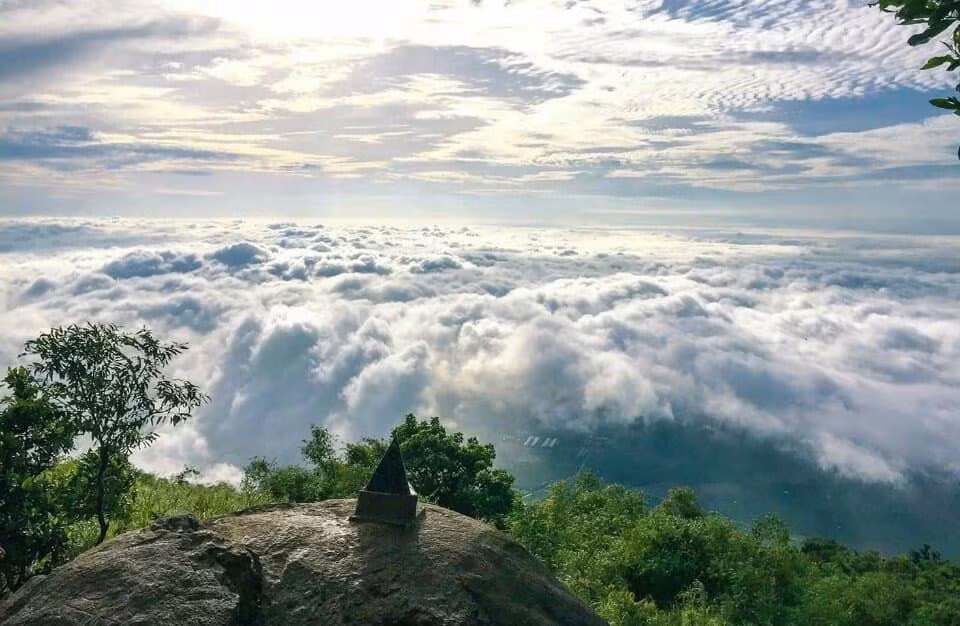 Núi Bà Đen không chỉ hấp dẫn bởi sự hiểm trở, hoang sơ mà còn thu hút bởi mang đậm yếu tố văn hóa- tâm linh.