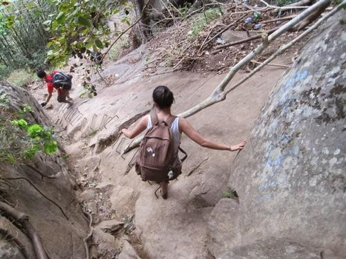 Đường Hồ Chí Minh và đường đá trắng nổi tiếng bởi độ khó đi. Thời gian chinh phục thường mất khoảng hai ngày, đòi hỏi rất nhiều thể lực bởi đường dốc và vô cùng hiểm trở và đặc biệt rất dễ đi lạc.