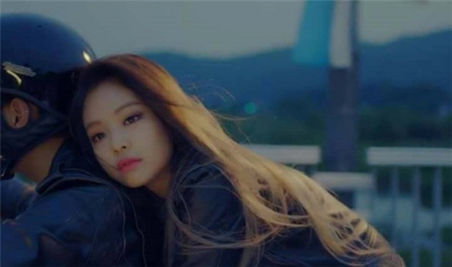 Mơ gặp lại người yêu cũ: Giấc mơ này không có nghĩa bạn muốn nối lại tình xưa. Ngược lại nó nhắc nhở bản thân tránh lặp lại sai lầm cũ với người yêu hiện tại.