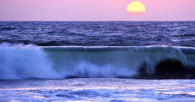 Mơ thấy nước và thủy triều: Nước trong giấc mơ đại diện cho cảm xúc của con người. Nếu nước đục ngầu chỉ sự khốn khó, nước trong suốt thể hiện tinh thần trong trẻo. Nếu trong giấc mơ, bạn bị thủy triều nhấn chìm cho thấy bạn đang bị cảm xúc hỗn loạn bủa vây.