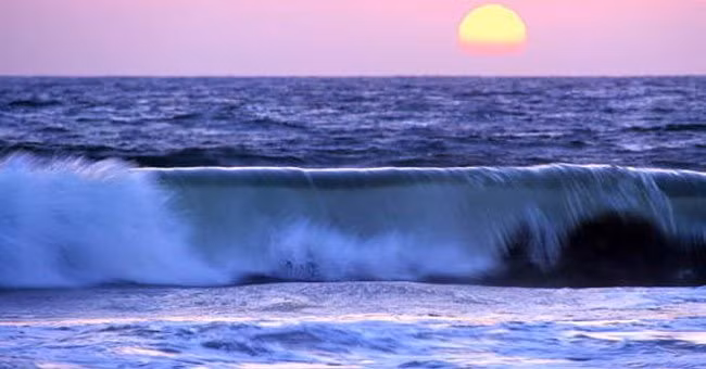 Mơ thấy nước và thủy triều: Nước trong giấc mơ đại diện cho cảm xúc của con người. Nếu nước đục ngầu chỉ sự khốn khó, nước trong suốt thể hiện tinh thần trong trẻo. Nếu trong giấc mơ, bạn bị thủy triều nhấn chìm cho thấy bạn đang bị cảm xúc hỗn loạn bủa vây.