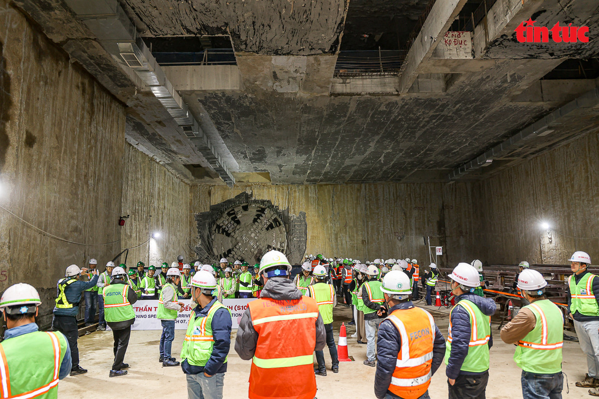 Vị trí TBM số 1 vừa tiến vào ga S10 (bên trái), vị trí còn lại đang chờ TBM số 2 sau khoảng 2 tháng nữa. 