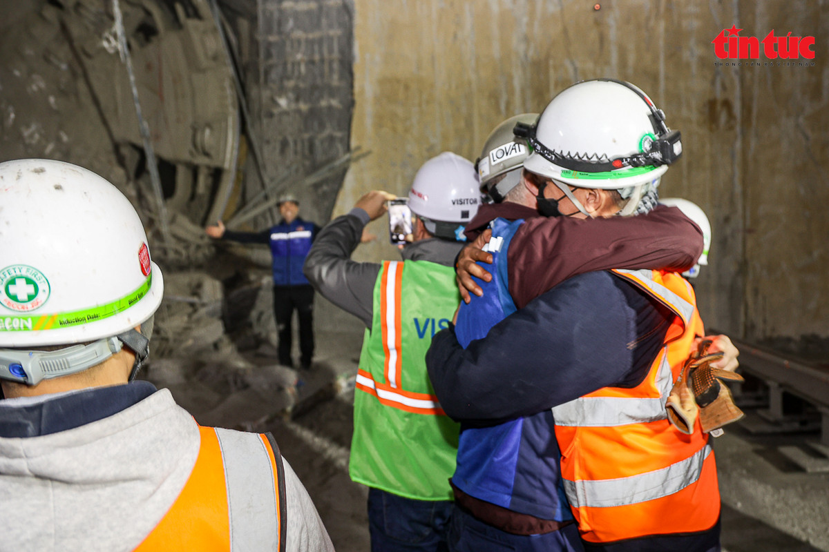 Chứng kiến sự kiện đặc biệt này, nhiều người không giấu nổi cảm xúc vui mừng. 