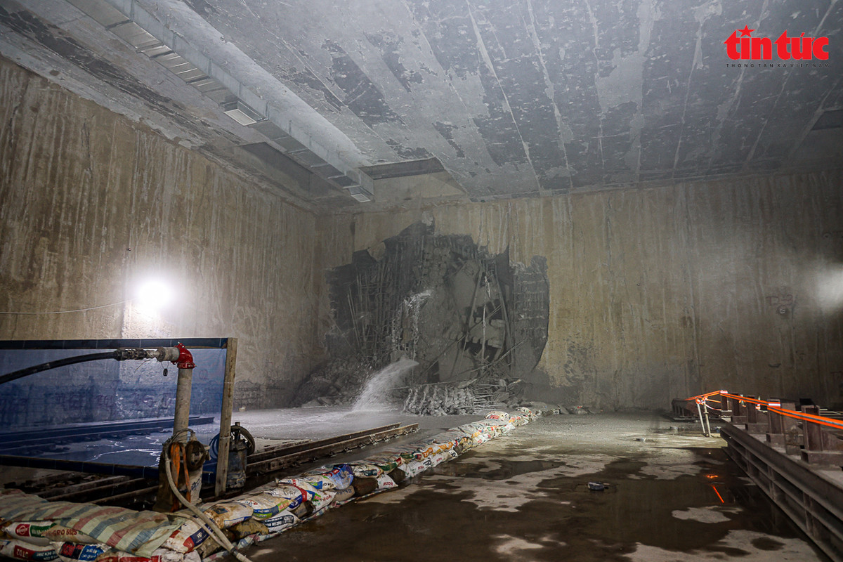 Đến 10 giờ cùng ngày, TBM xuyên lòng đất tiến vào ga S10-Cát Linh. 