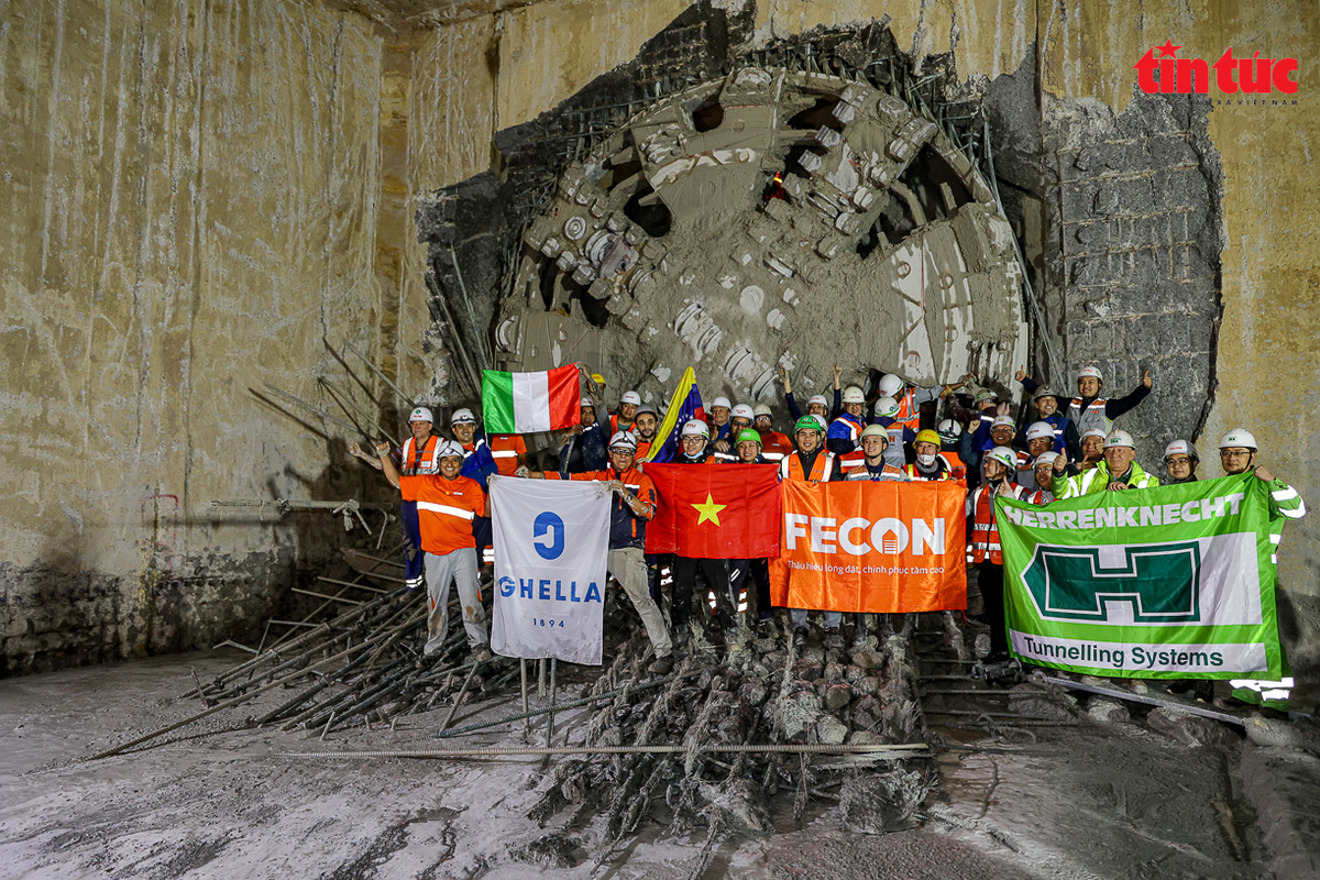 ... Sau đó toàn bộ tuyến Metro sẽ được đưa vào khai thác, thúc đẩy phát triển bền vững, xanh hóa giao thông đô thị Hà Nội. 