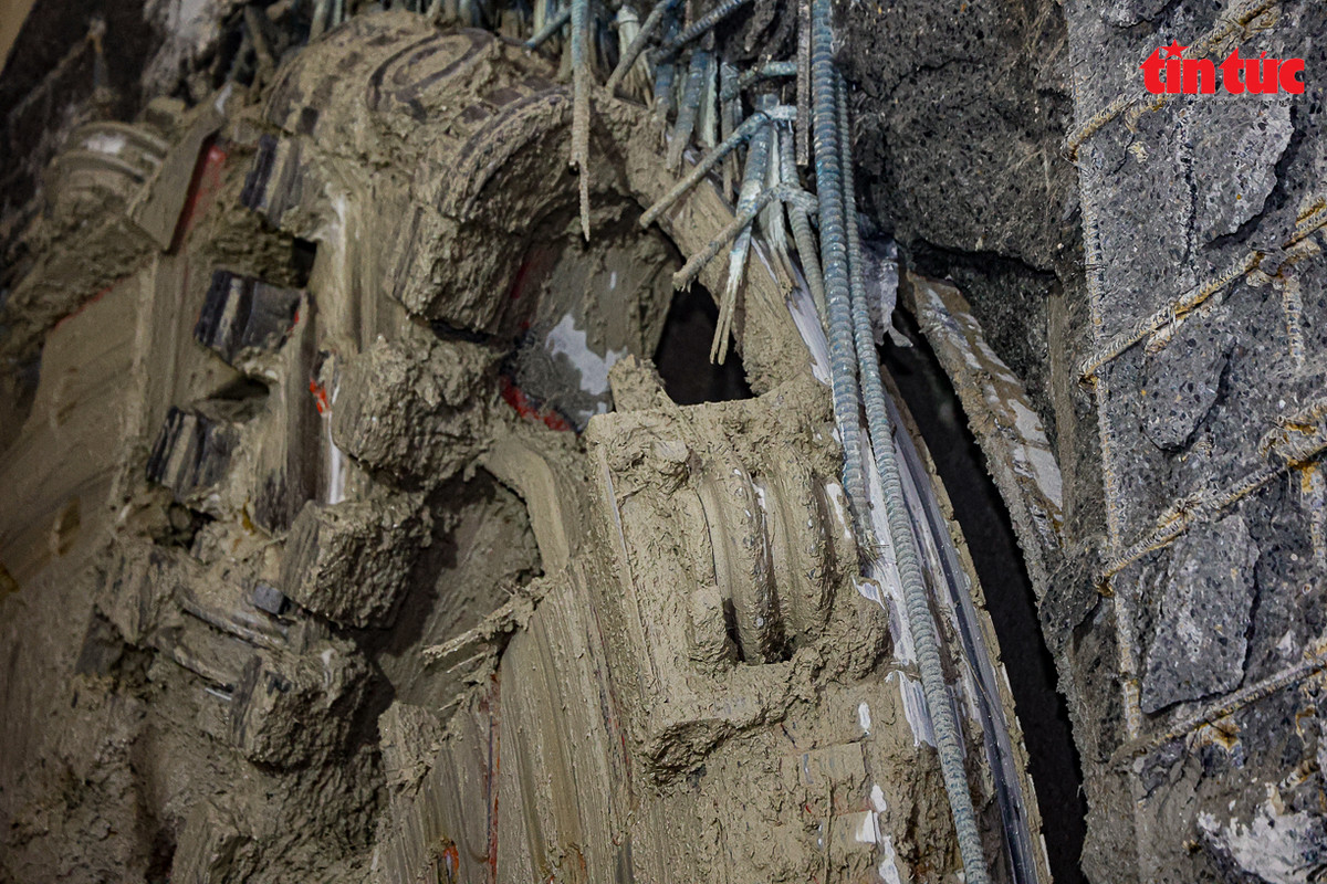 Cận cảnh chiếc khiên đào hầm của TBM vừa tiến vào ga S10. 