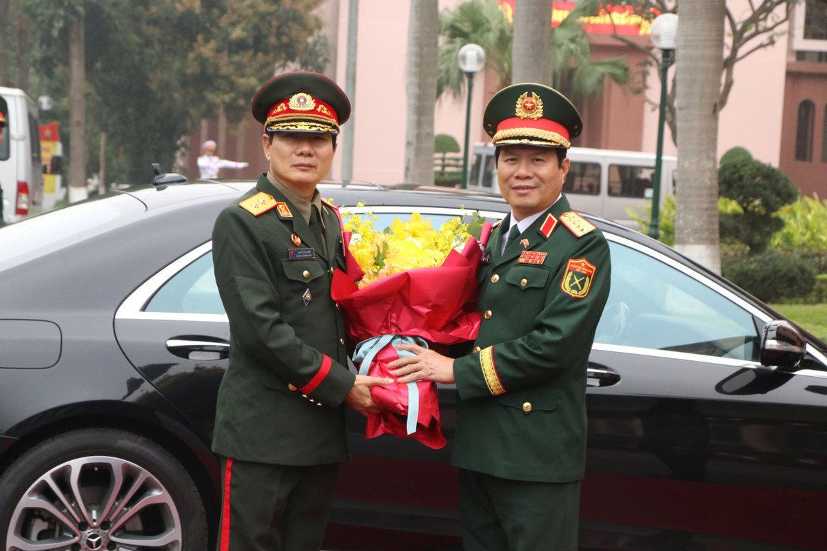 Tại trụ sở Bộ Quốc phòng, Đại tướng Nguyễn Tân Cương đã chủ trì lễ đón chính thức đoàn đại biểu quân sự cấp cao Quân đội Nhân dân Lào. Sau lễ đón, hai đoàn đã tiến hành hội đàm.