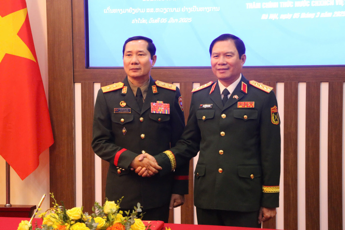 Đại tướng Nguyễn Tân Cương và Trung tướng Saichay Kommasith.