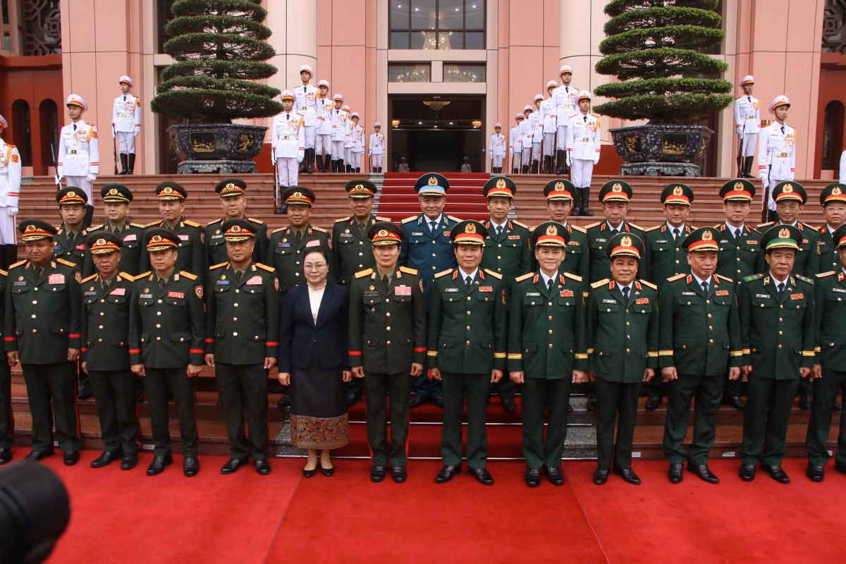 Đoàn đại biểu quân sự cấp cao QĐND Việt Nam và Đoàn đại biểu quân sự cấp cao QĐND Lào chụp ảnh lưu niệm tại lễ đón.