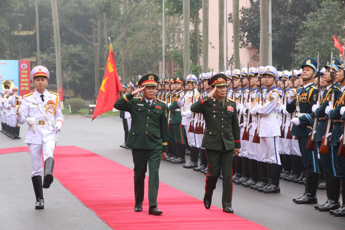 Đại tướng Nguyễn Tân Cương và Trung tướng Saichay Kommasith duyệt Đội danh dự Quân đội Nhân dân Việt Nam.