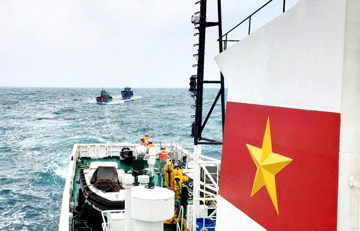 Tau cua Vung 3 Hai quan cuu keo kip thoi 2 tau ca gap nan tren bien-Hinh-2