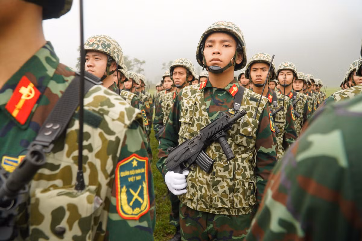 STV 022 được thiết kế cho lực lượng cảnh vệ, hộ tống, trinh sát, tăng thiết giáp, phi công trực thăng… Súng tiểu liên STV022 đều có chiều dài nòng 215mm, sơ tốc đầu đạn 615m/giây và có nguyên lý hoạt động giống như súng STV380.