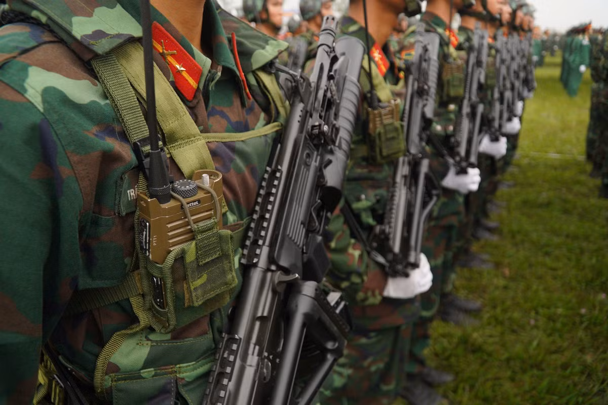 Súng STV 380 có ray để lắp kính ngắm ngày, đêm, đèn pin, súng phóng lựu. STV 380 nặng 4,1 kg (khi có đạn), sử dụng đạn 7,62 mm, mỗi băng đạn có 30 viên, sơ tốc đầu đạn 700 m/s với tầm bắn 300 m và có thể bắn được 700 - 950 phát mỗi phút. Đặc biệt hơn, báng súng được gấp gọn giúp quá trình hành quân trở nên dễ dàng hơn.