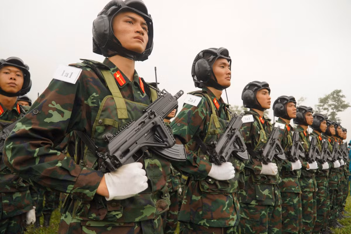 Một mẫu súng STV khác nhỏ gọn hơn được sử dụng trong diễu binh, diễu hành là STV 215 được các khối chiến sĩ Tăng Thiết giáp và Lực lượng Gìn giữ Hòa binh sử dụng.