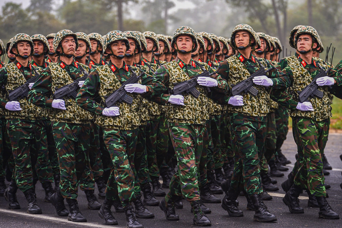 STV 022 là cải tiến của hai loại trước nên nhẹ hơn, ngắn hơn, mỗi băng đạn chỉ có 15 viên. Súng cũng có ray để lắp kính ngắm ngày, đêm, đèn pin và tay cầm.