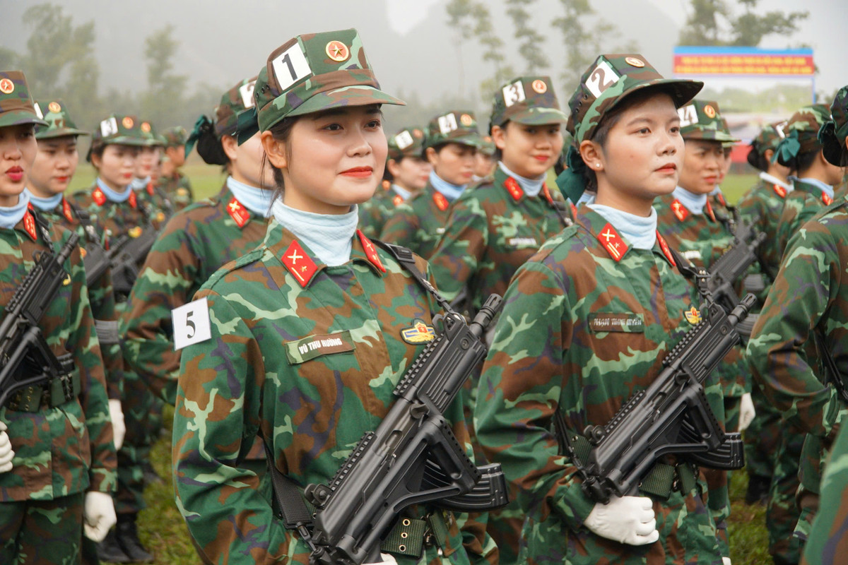 Súng tiểu liên STV 215 cũng có nguyên lý hoạt động giống như tiểu liên STV 380 nhưng tầm bắn của STV 215 chỉ hiệu quả trong khoảng 250 m, sơ tốc đầu đạn 615 m/s, khi có đạn súng nặng 3,7 kg.