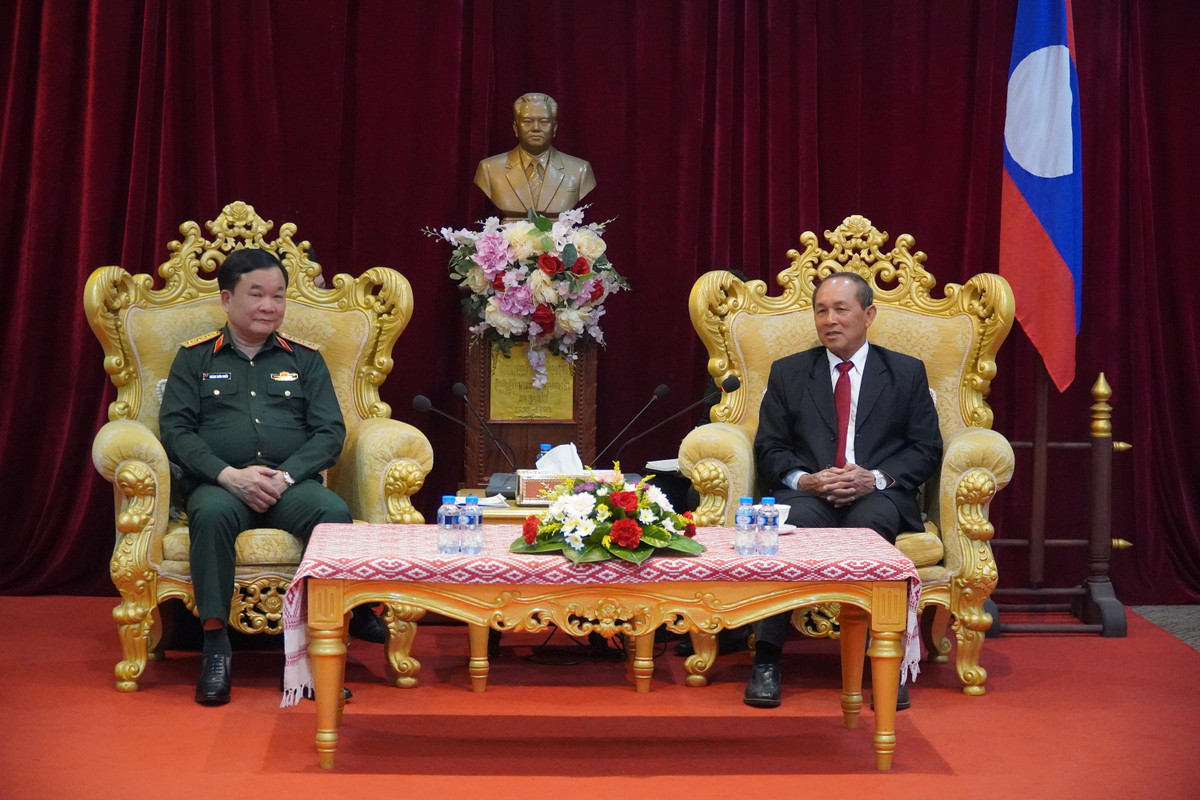 Thuc day hop tac quoc phong, giao luu nhan dan Viet Nam - Lao