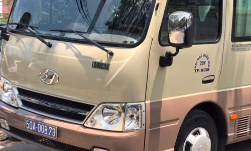 Hang loat oto bien xanh, dau trong nha hang giua trua-Hinh-7