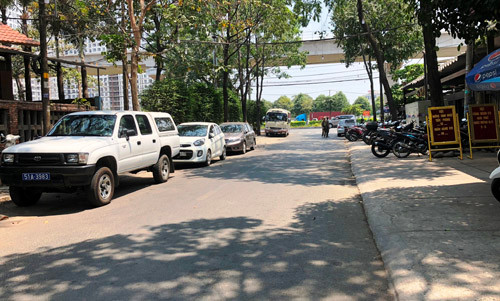 Hang loat oto bien xanh, dau trong nha hang giua trua-Hinh-6