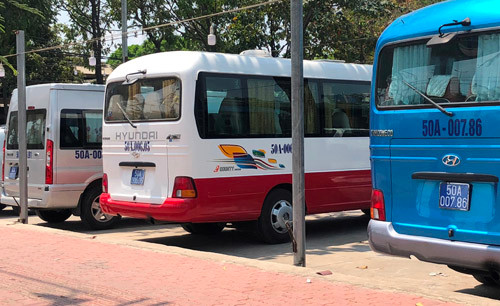 Hang loat oto bien xanh, dau trong nha hang giua trua