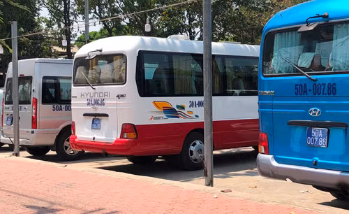 Hang loat oto bien xanh, dau trong nha hang giua trua