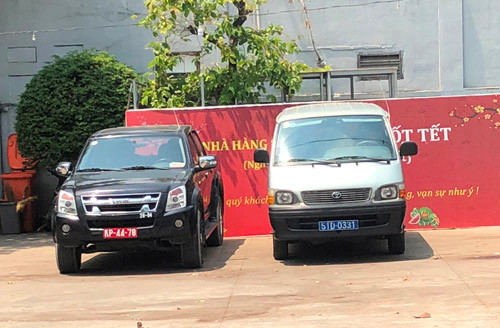 Hang loat oto bien xanh, dau trong nha hang giua trua-Hinh-4