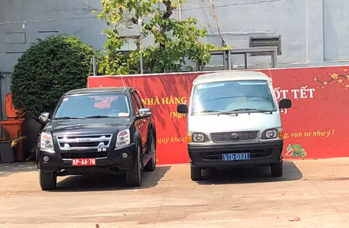 Hang loat oto bien xanh, dau trong nha hang giua trua-Hinh-4