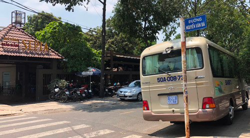 Hang loat oto bien xanh, dau trong nha hang giua trua-Hinh-5