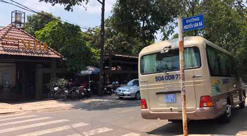 Hang loat oto bien xanh, dau trong nha hang giua trua-Hinh-5