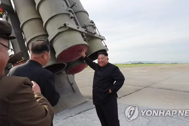 Nhà lãnh đạo Kim Jong Un nở nụ cười rạng rỡ khi đặt tay lên bệ phóng. Giới phân tích nhận định việc Triều Tiên tăng cường thử nghiệm vũ khí mới nhằm chiếm lợi thế trước khả năng khởi động lại cuộc đàm phán hạt nhân giữa Mỹ và Triều Tiên bị đình trệ thời gian qua. Ảnh: Yonhap/KCNA.