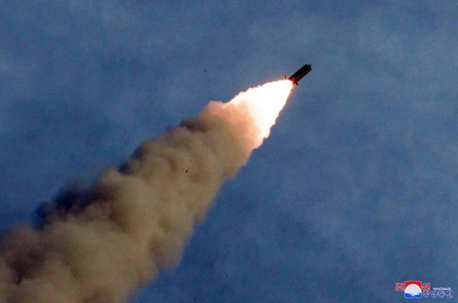 Độ cao quỹ đạo của tên lửa ở vị trí cao nhất là 97 km, tốc độ tối đa khoảng Mach 6.5 ( khoảng 8.000 km/h). JSC cho biết đây là vụ thử tên lửa với độ cao quỹ đạo cao nhất của Triều Tiên từ đầu năm đến nay. Ảnh: KCNA.