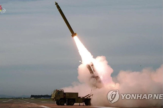 Thời gian gần đây, Bình Nhưỡng tăng cường thử nghiệm các loại rocket phóng loạt và tên lửa đạn đạo chiến thuật. Các chuyên gia quân sự cho biết đây là hệ thống tên lửa mới thứ 4 được Triều Tiên thử nghiệm kể từ khi đàm phán hạt nhân bị đình trệ. Ảnh: Yonhap.