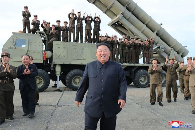 Các quan chức quân đội và binh sĩ Triều Tiên vỗ tay hoan hô khi nhà lãnh đạo Kim Jong Un hoàn thành việc kiểm tra "bệ phóng siêu to". Nhà lãnh đạo Kim ca ngợi các kỹ sư quốc phòng trẻ tuổi của Triều Tiên, những người đã góp công lớn trong việc phát triển kho vũ khí quý báu của quốc gia. Ảnh: KCNA.