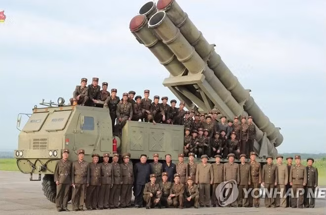 Hãng thông tấn nhà nước Triều Tiên (KCNA) mới tuyên bố nước này đã phát triển và thử nghiệm thành công bệ phóng rocket đa nòng "siêu lớn". Nhà lãnh đạo Triều Tiên Kim Jong Un trực tiếp quan sát hai vụ thử nghiệm vào ngày 24/8. Ảnh: KCNA/Yonhap.