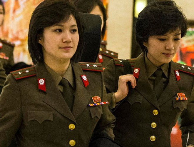Các sĩ quan Triều Tiên vừa đẹp vừa toát lên vẻ lành lùng của một chỉ huy.