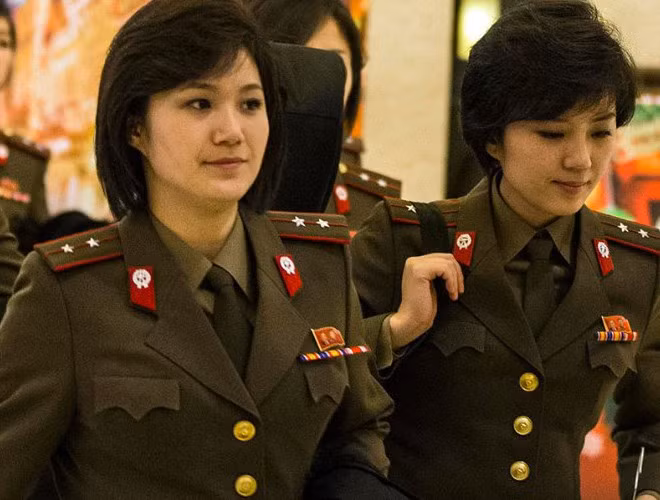Các sĩ quan Triều Tiên vừa đẹp vừa toát lên vẻ lành lùng của một chỉ huy.