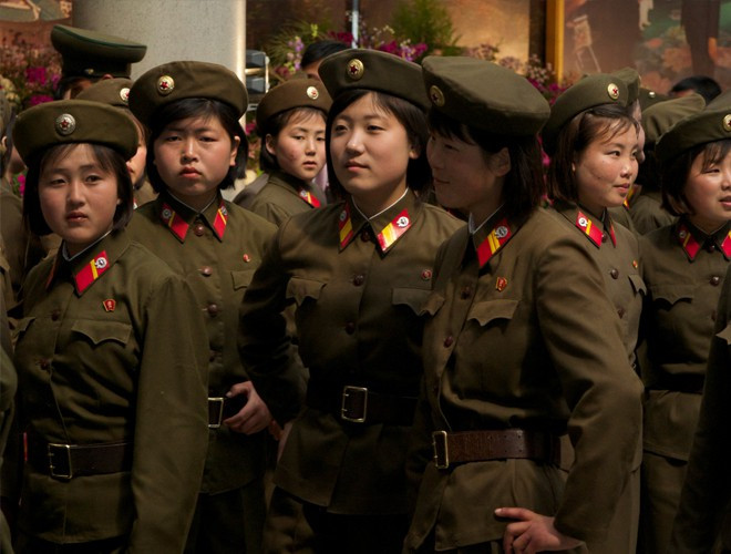 Hình ảnh các nữ quân nhân đang vui vẻ tươi cười trong một buổi triển lãm.