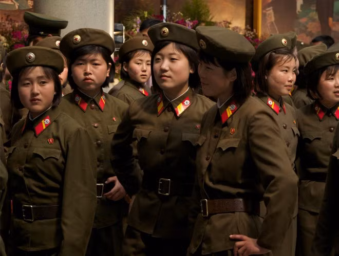 Hình ảnh các nữ quân nhân đang vui vẻ tươi cười trong một buổi triển lãm.