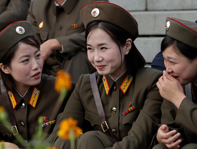 Nét tươi vui của các nữ binh sĩ trong phút nghỉ giải lao.