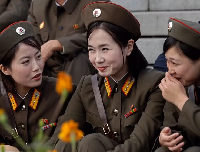 Nét tươi vui của các nữ binh sĩ trong phút nghỉ giải lao.