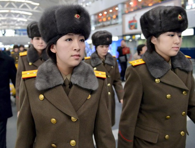 Vẻ đẹp lạnh lùng 'chết người' của nữ binh Triều Tiên.